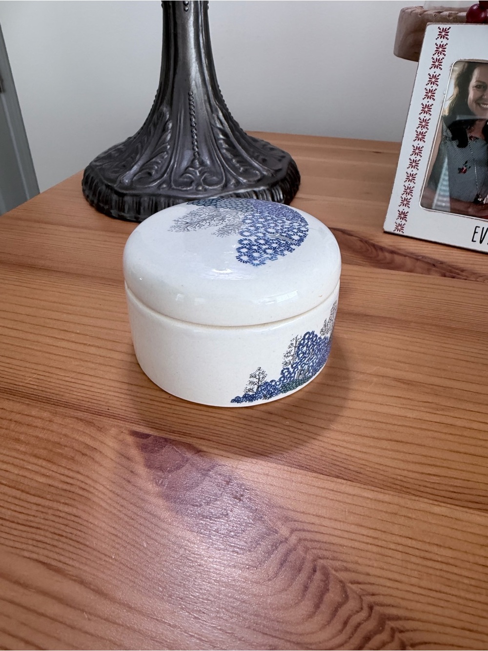 Porcelain Taiwan Vintage trinket box